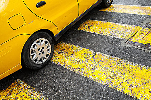 黄色出租车,汽车,站立,人行横道,线条,路标