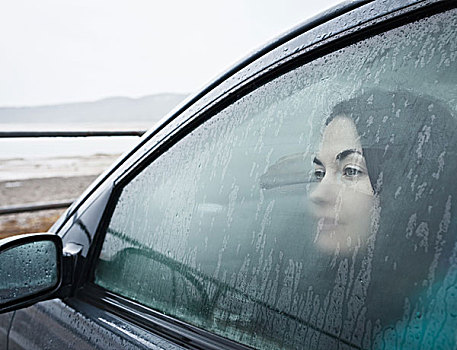 女青年,向外看,湿,车窗