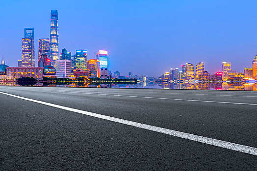 城市道路夜景和上海陆家嘴建筑天际线