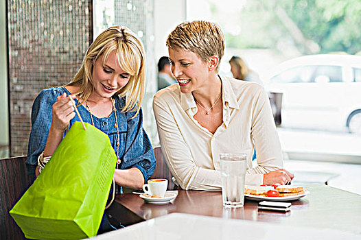 两个女人,张望,购物袋,餐馆