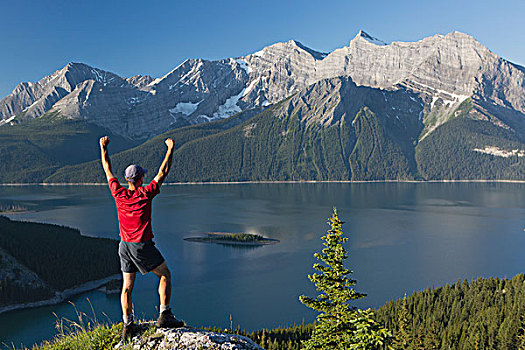 一个,男人,站立,抬臂,石头,远眺,湖,落基山脉,卡纳纳斯基斯,艾伯塔省,加拿大