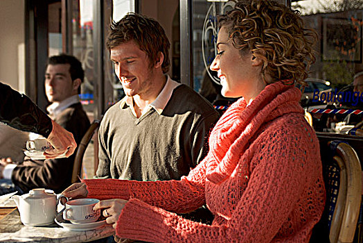 年轻,情侣,坐,街边咖啡厅