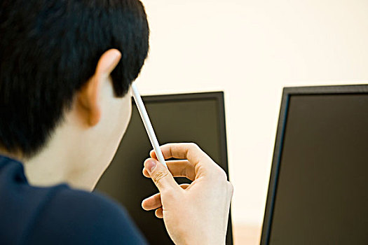 男青年,看电脑,显示屏,拿着,铅笔,头部,思考