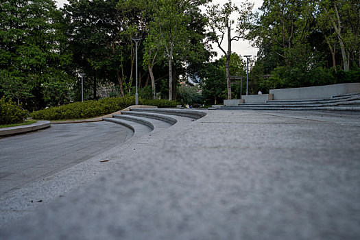 夏天广州天河公园绿树成荫石台阶