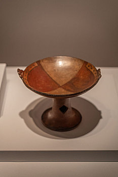 秘鲁兰巴里·奥里维拉博物馆藏印加帝国陶高底托盘