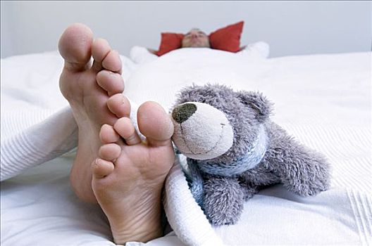 男人,睡觉,床,赤足,泰迪熊,前景