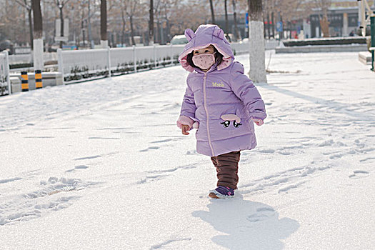 玩雪的小女孩