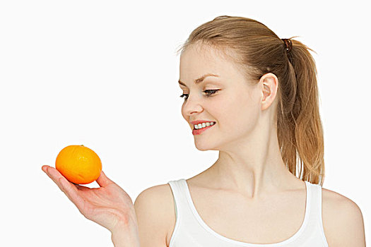 女人,拿着,柑橘,看,白色背景