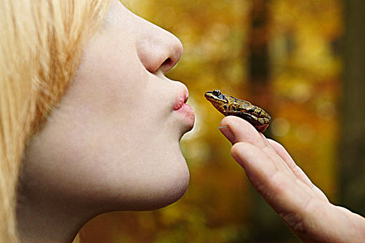 女孩,吻,小,青蛙,树林
