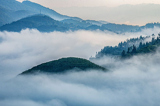 重庆酉阳,骄阳白雾照山村