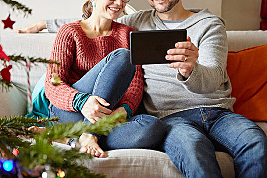 夫妻,坐,沙发,读,数码,圣诞节