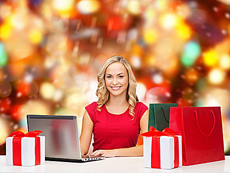 圣诞节,休假,科技,广告,人,概念,微笑,女人,红色,留白,衬衫,购物袋,礼物,笔记本电脑,上方,红灯,背景