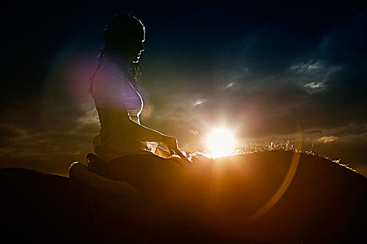 年轻,女人,骑,马,日落
