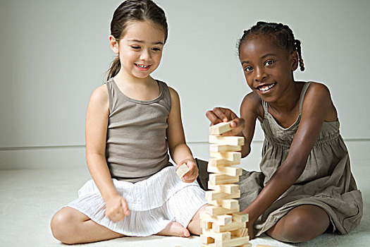 两个女孩,坐在地板上,玩,积木,一个,看镜头,微笑