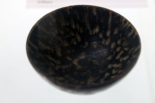 吉州窑黑褐釉鹧鸪斑纹瓷盏