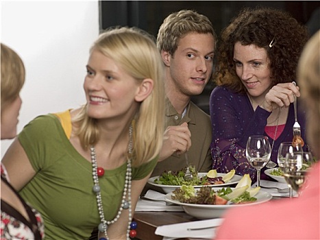 三个女人,年轻,男青年,餐桌