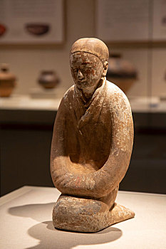 彩绘跽坐女陶俑