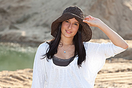 年轻,女人,戴着,稻草,帽子,海滩,采石场,水塘