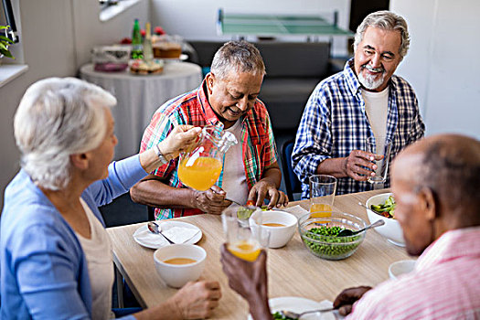 老年妇女,饮料,男性,朋友,吃早餐,桌子,养老院