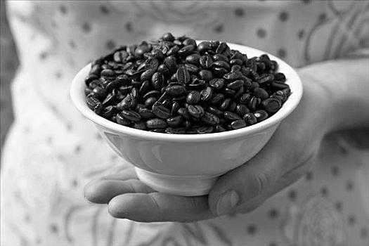 握着,碗,浓咖啡,咖啡豆