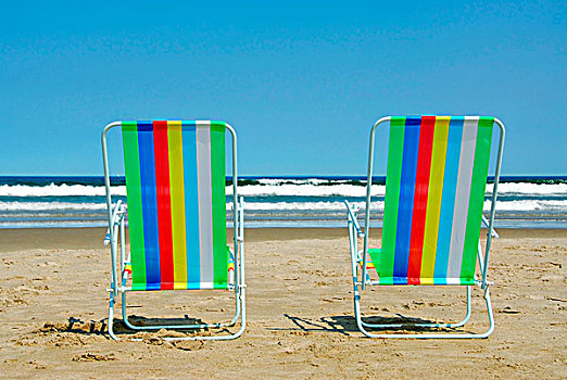两个,彩色,沙滩椅,海洋,岸边