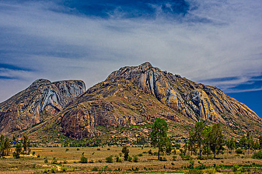madagascar马达加斯加岩石山天空