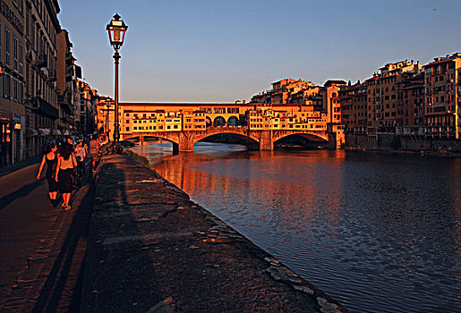 从沿阿尔诺河的阿恰伊奥河滨大道眺望维琪奥桥,意大利最古老的石造封闭拱肩圆弧拱桥,佛罗伦萨著名的地标之一,维琪奥桥始建于距今1000多年前,今天所能见到的这座桥是1345年重建的