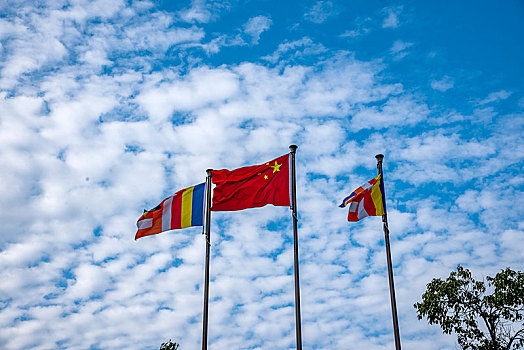 湖南岳阳市圣安寺佛教旗帜与中国国旗