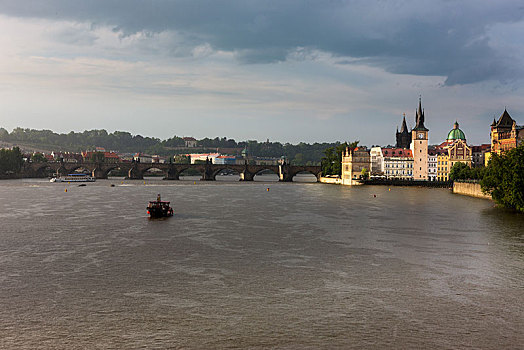 伏尔塔瓦河,雷暴,雨,查理大桥,背影,布拉格,捷克共和国,欧洲