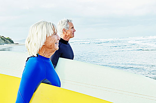 老年,女人,老人,站立,海滩,穿,紧身潜水衣,冲浪板