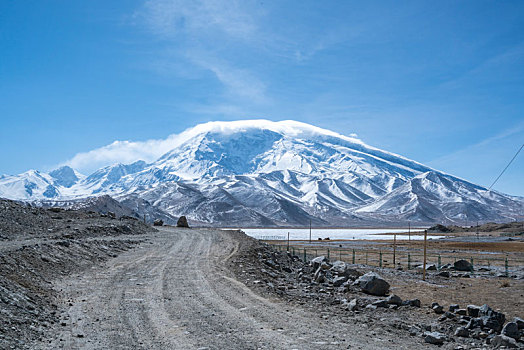 新疆慕士塔格峰道路