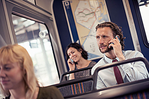 三个人,巴士,两个,交谈,手机