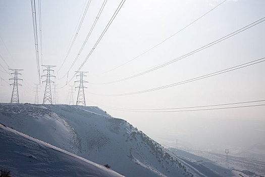 雪地上的高压输电线输电网