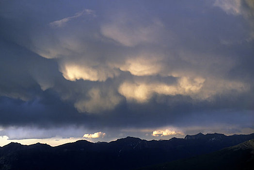 加拿大,艾伯塔省,落基山脉,碧玉国家公园,乌云