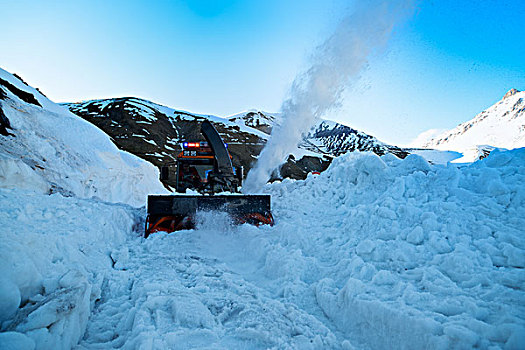 新疆,雪山,蓝天白云,道路养护,铲雪