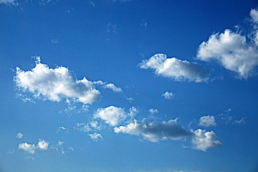 蓝天下飘浮的白云
