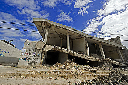 haiti,port,au,prince,destroyed,house,in,rumble
