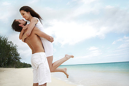 夏威夷,瓦胡岛,年轻,幸福伴侣,搂抱,海滩