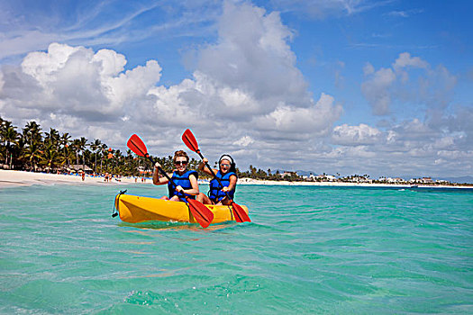 两个女人,救生衣,划船,黄色,船,蓬塔卡纳,多米尼加共和国