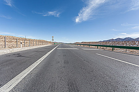 中国西部荒野道路