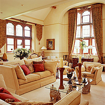 客厅,乳白色,沙发,重,帘,玻璃桌,石狮,脚