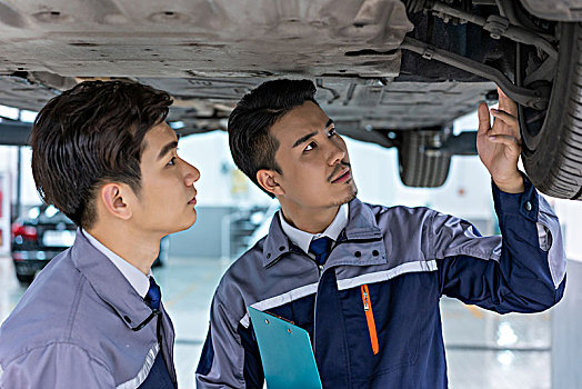 維修車間的汽修人員