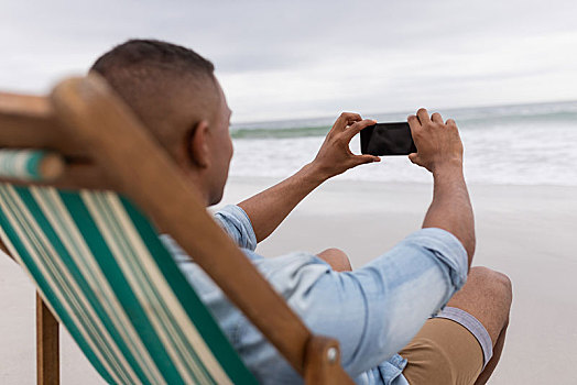 男人,按,手机,坐,沙滩椅