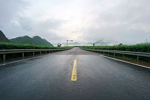 下过雨的山路