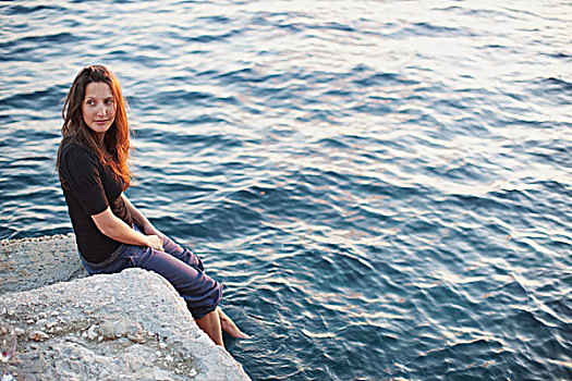 女孩,坐,石头,浸,脚,水,赫瓦尔岛,克罗地亚