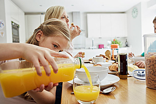 家庭,坐,早餐,女孩,倒出,玻璃,橙汁