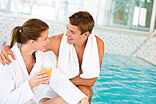 年轻,幸福伴侣,放松,游泳池,饮料,果汁