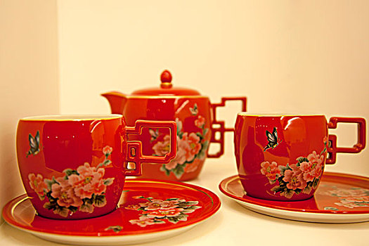 绘有牡丹蝴蝶的红色茶具一套