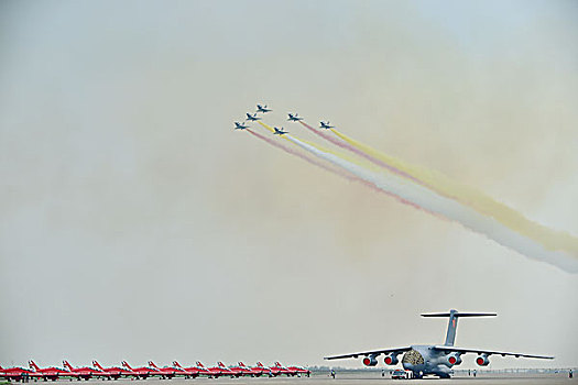 第十一届珠海航展上俄罗斯勇士表演队联合编队飞行