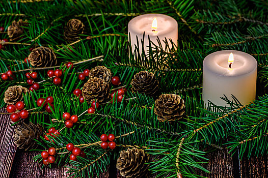 装饰的圣诞树分支在木桌上